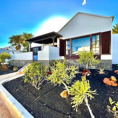 Trinity House En Playa Bastian Дом отдыха *