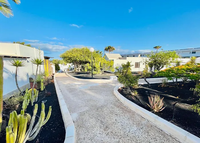 Trinity House En Playa Bastian Dom wakacyjny *